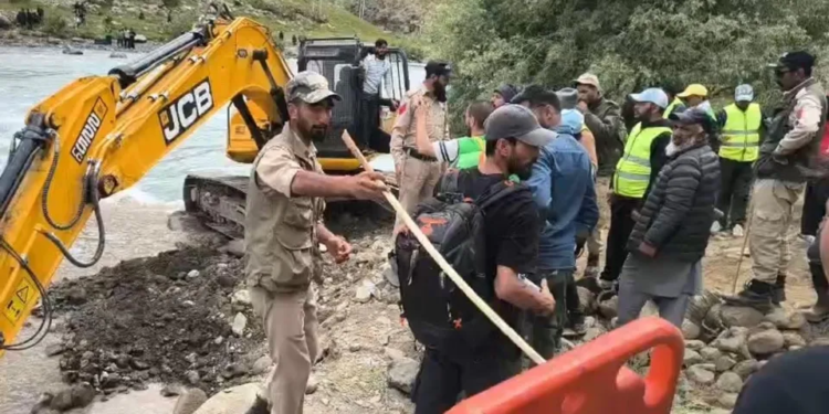 1 killed, 3 missing after vehicle plunges into Drass river in Ladakh
