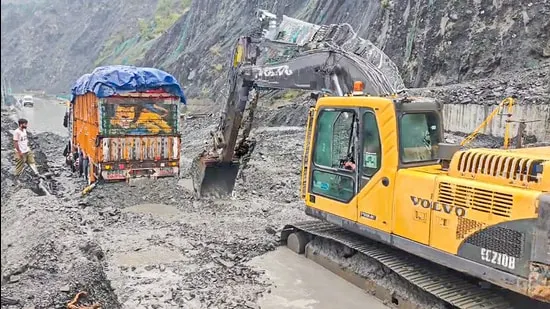 Heavy Rains Trigger Mudslides, Shooting Stones at Multiple Points on NH-44; Commuters Advised to Avoid Travel