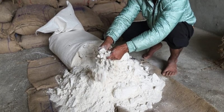 Poor-Quality Atta Allegedly Distributed at Government Sale Centres in Lar, Ganderbal; Residents Seek Immediate Probe