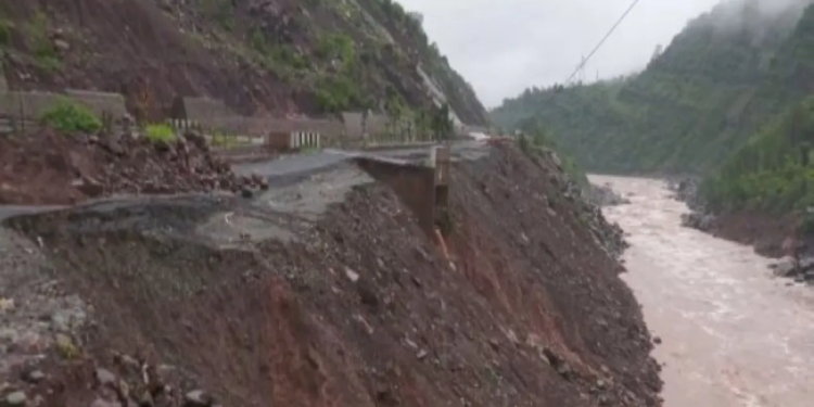 Jammu-Srinagar NH-44 caves in near Dewal bridge amid heavy rain