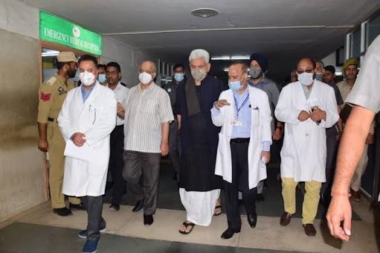 LG Manoj Sinha Visits SKIMS to Meet Injured Amarnath Pilgrims, Reviews Treatment