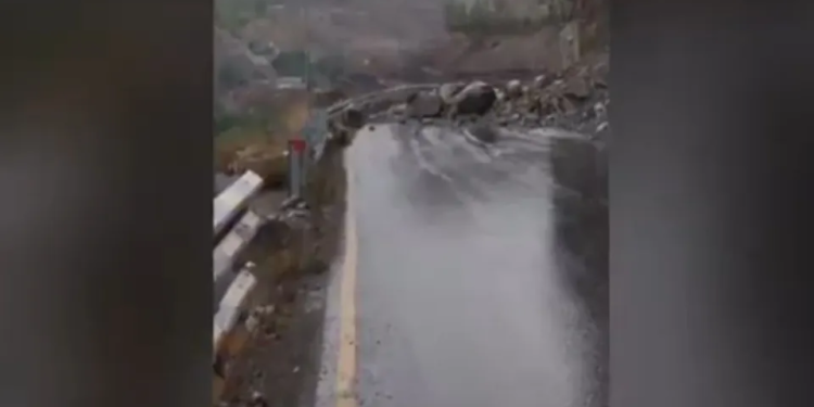 Landslide near Akchamal shuts Kargil–Leh highway