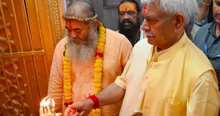 Lieutenant Governor pays obeisance at ancient Ram Mandir in Purani Mandi, Jammu