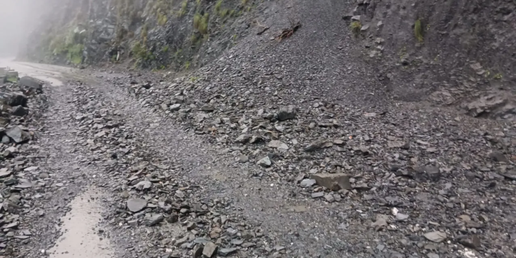 Jammu-Srinagar National Highway remains closed amid landslides, shooting stones