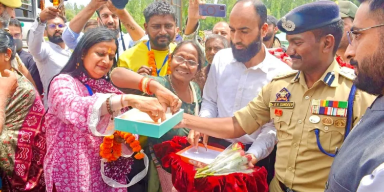 Srinagar Police welcome Amarnath Yatris amid elaborate security, traffic arrangements