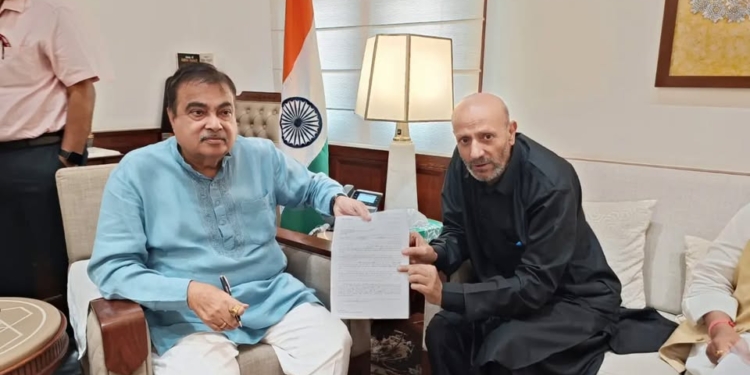 MP Er. Rashid Meets Union Minister Nitin Gadkari, Urges Priority for Fruit Trucks on NH-44