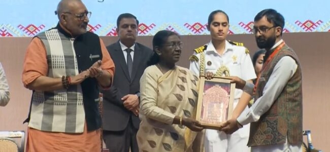 CM Omar congratulates two Kani Shawl artisans for bagging National Handloom Award