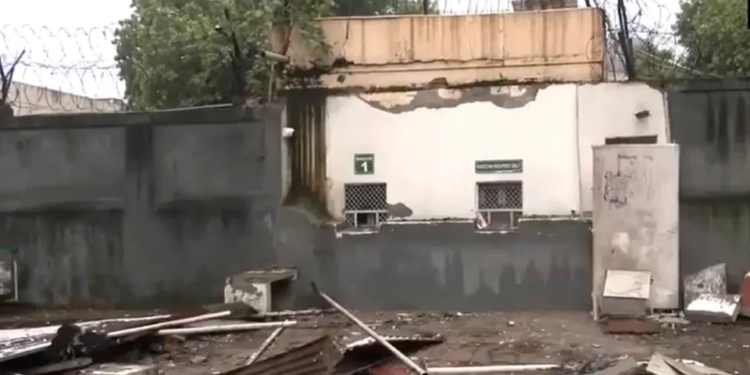 Delhi : Unauthorised structures outside Pakistan High Commission removed