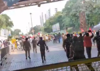 Stone pelting at police personnel near Akashwani Bhawan; two police personnel injured