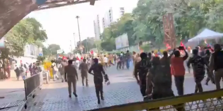 Stone pelting at police personnel near Akashwani Bhawan; two police personnel injured